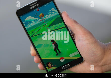 Un uomo Gioca Pokemon vai su un Samsung cellulare a Kingston, Ont., sulla luglio 11, 2016. Foto Stock