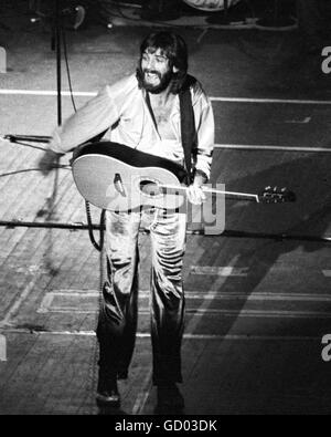 Musicista, cantante e cantautore Kenny Loggins e la sua band eseguire in Charleston, Carolina del Sud nel 1976. Foto Stock