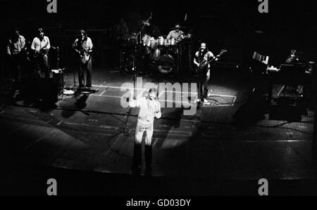Musicista, cantante e cantautore Kenny Loggins e la sua band eseguire in Charleston, Carolina del Sud nel 1976. Foto Stock