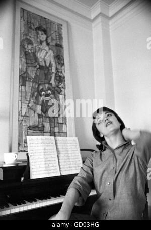 Anna Maria Alberghetti a casa nel 1961. Foto Stock