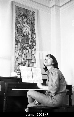 Anna Maria Alberghetti a casa nel 1961. Foto Stock