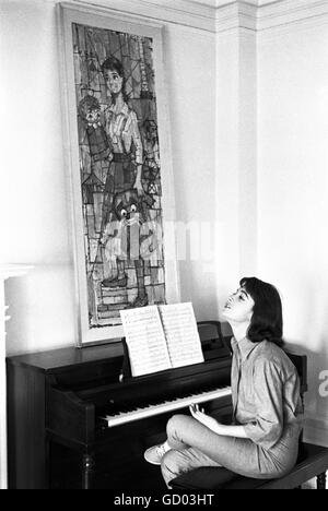 Anna Maria Alberghetti a casa nel 1961. Foto Stock