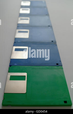 Uno di colore verde e blu da 3,5 pollici dischetti in una riga Foto Stock