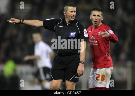 Radoslaw Majewski (a destra) della foresta di Nottingham sostiene con l'arbitro Tony Bates (sinistra) Foto Stock