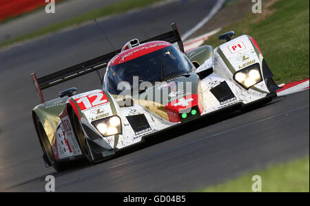 La Lola B10/60 della Rebellion Racing guidata da Nicolas Prost e Neel Jani si fa strada in pista durante la gara di le Mans Series 1000km al circuito di Silverstone, nel Northamptonshire. Foto Stock