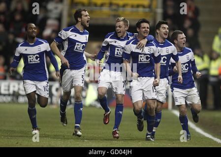 Scott Dann di Birmingham City (terza a destra) festeggia con i suoi compagni di squadra dopo aver segnato il loro secondo gol Foto Stock