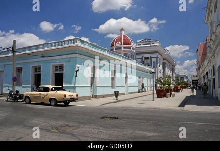 Strada pedonale tra Plaza de Armas (Parque Jose Marti) e il Malecon, Cienfuegos, Cuba Foto Stock