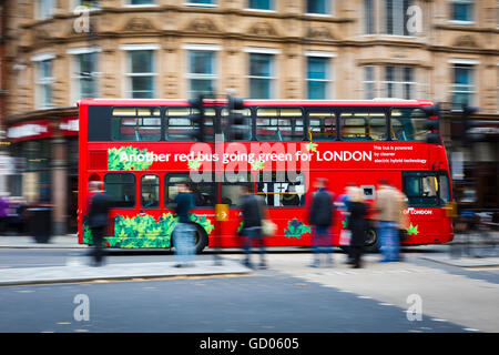 Tradizionale bus rosso e street. London, England, Regno Unito, Europa. Foto Stock