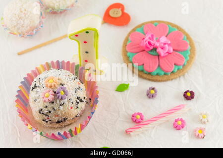 Prima celebrazione di compleanno preparazione con una piccola torta e candela Foto Stock