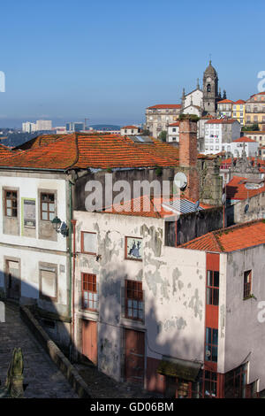 Edifici di età nella città di Porto in Portogallo, paesaggio urbano nel centro storico della città Foto Stock