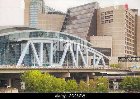 ATLANTA - 29 agosto: Philips Arena e il Centro CNN su agosto 29, 2015 in Atlanta, GA. Foto Stock