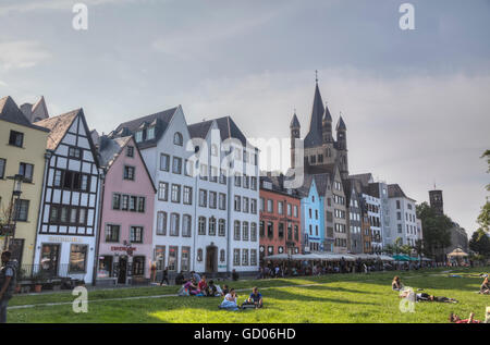 Colonia, Germania - 8 giugno: le persone al centro della città vecchia il 8 giugno 2016 a Colonia, in Germania. Foto Stock