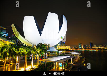 SINGAPORE - novembre 06: ArtScience Museum di Singapore il quartiere finanziario a sfondo su Novembre 06, 2015 a Singapore Foto Stock