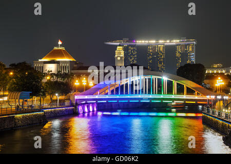 Panoramica di Singapore con la Elgin bridge di notte Foto Stock