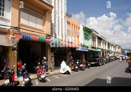 Edificio storico phuket chino stile portoghese al soi rommanee sulla strada talang a Phuket Town il 9 giugno 2016 in Phuket, Tailandia Foto Stock