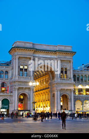 Milano, Italia - 24 novembre: Galleria Vittorio Emanuele II entrata con la gente la mattina presto il 24 novembre Foto Stock