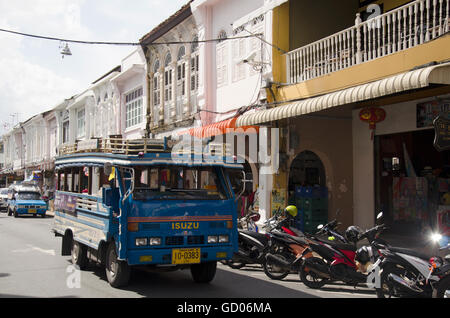 In autobus o in automobile per passeggeri eseguire pass old town phuket chino portoghese area di stile al soi rommanee su thalang road per inviare sul lato passeggero Foto Stock