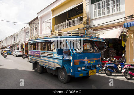 In autobus o in automobile per passeggeri eseguire pass old town phuket chino portoghese area di stile al soi rommanee su thalang road per inviare sul lato passeggero Foto Stock