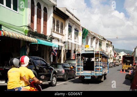 In autobus o in automobile per passeggeri eseguire pass old town phuket chino portoghese area di stile al soi rommanee su thalang road per inviare sul lato passeggero Foto Stock