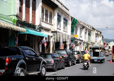 In autobus o in automobile per passeggeri eseguire pass old town phuket chino portoghese area di stile al soi rommanee su thalang road per inviare sul lato passeggero Foto Stock