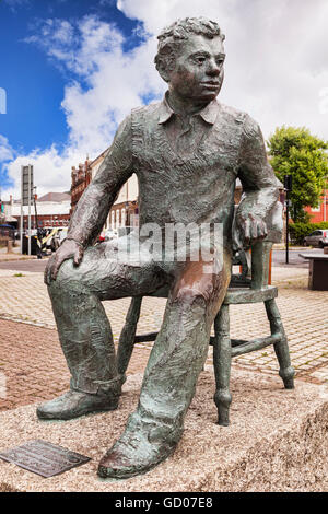 Swansea, Galles: 1 luglio 2016 - Scultura di Dylan Thomas da John Doubleday, Swansea Marina, Wales, Regno Unito Foto Stock