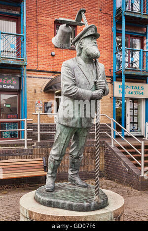Statua di bronzo del capitano Cat, un personaggio Dylan Thomas sotto latte legno, nel quartiere marittimo, Swansea, South Wales, Regno Unito. Foto Stock