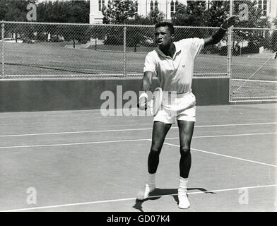 Arthur Ashe visualizza il modulo che ha guadagnato il rating come uno dei migliori giocatori di tennis nel mondo. Foto Stock