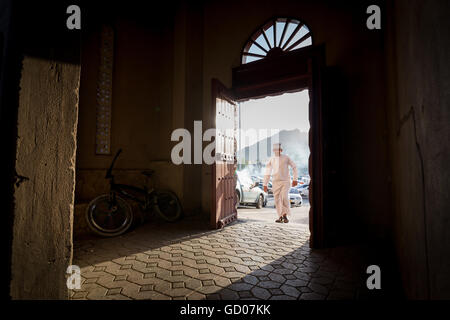 NIZWA, Oman - 24 Aprile 2015: Omani ragazzo di entrare nel mercato tradizionale o souq di Nizwa, Oman. Foto Stock