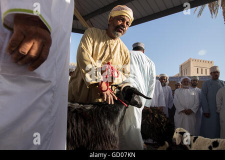 NIZWA, Oman - 24 Aprile 2015:Omani uomini presso il tradizionale mercato del bestiame o souq di Nizwa, Oman. Foto Stock