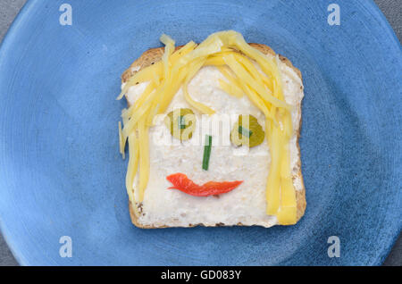 Sandwich divertenti per bambini sulla piastra blu Foto Stock