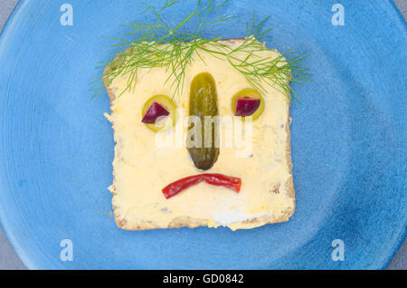 Sandwich divertenti per bambini sulla piastra blu Foto Stock