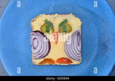 Sandwich divertenti per bambini sulla piastra blu Foto Stock
