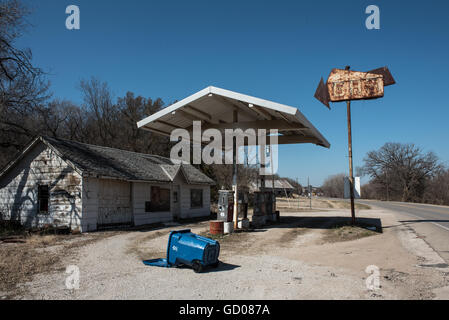 Rundown vecchia stazione di gas. Foto Stock