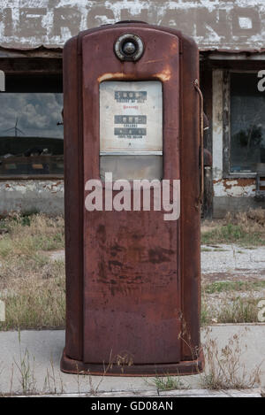 Rundown vecchie pompe di benzina. Foto Stock