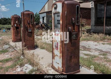 Rundown vecchie pompe di benzina. Foto Stock