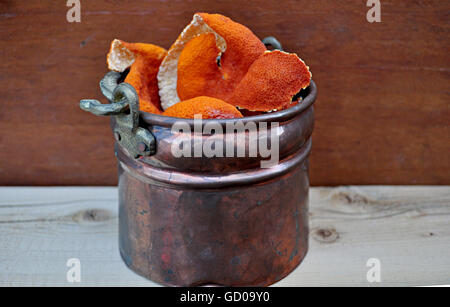 Il rame cauldrons con secchi buccia di arancia Foto Stock