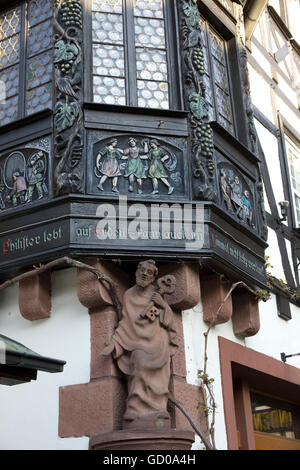 Costeggiata da negozi, taverne e wine bar, le strette in ciottoli Drosselgasse street ha un atmosfera medievale a Rudesheim. Foto Stock