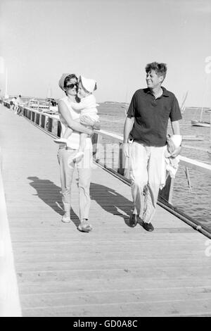 Il senatore John Fitzgerald Kennedy con Jackie e Caroline a Hyannis Port Foto Stock