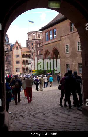 Una magnifica pietra arenaria rossa rovina appollaiato a 300 piedi sopra la valle del Neckar, Heidelberg Castle è stato a casa per la monarchia del Palatinato Foto Stock