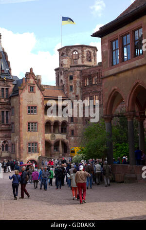 Una magnifica pietra arenaria rossa rovina appollaiato a 300 piedi sopra la valle del Neckar, Heidelberg Castle è stato a casa per la monarchia del Palatinato Foto Stock