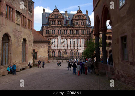 Una magnifica pietra arenaria rossa rovina appollaiato a 300 piedi sopra la valle del Neckar, Heidelberg Castle è stato a casa per la monarchia Palitinate Foto Stock