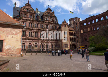 Una magnifica pietra arenaria rossa rovina appollaiato a 300 piedi sopra la valle del Neckar, Heidelberg Castle è stato a casa per la monarchia del Palatinato Foto Stock