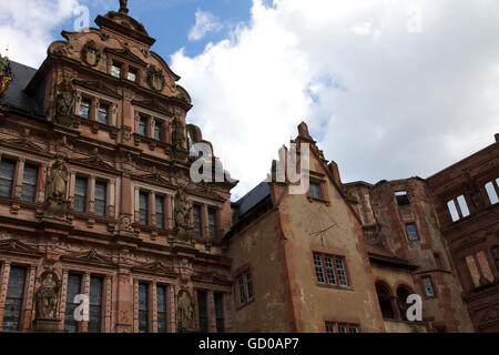 Una magnifica pietra arenaria rossa rovina appollaiato a 300 piedi sopra la valle del Neckar, Heidelberg Castle è stato a casa per la monarchia del Palatinato Foto Stock