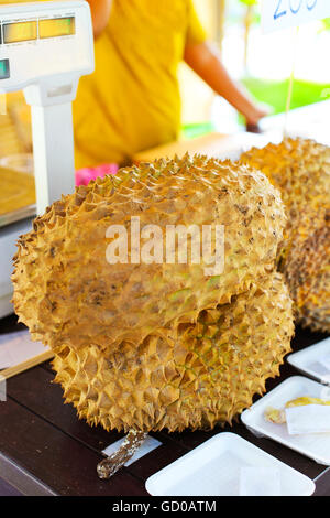 Durian, re di frutti, sul mercato in Thailandia Foto Stock
