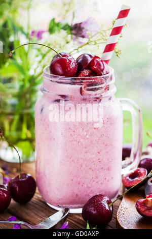 Freschi Fatti in casa sana berry smoothie a mason jar su sfondo finestra Foto Stock