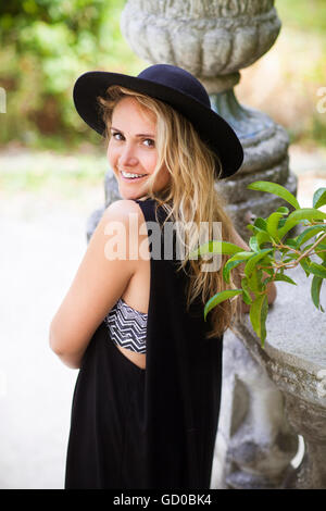 Ritratto di moda di bella hippie giovane donna indossa boho chic vestiti e  cappello nero all'aperto Foto stock - Alamy