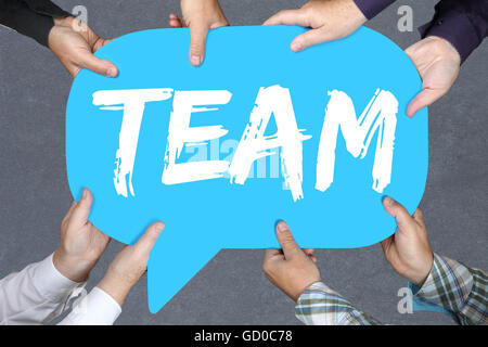 Gruppo di persone che tiene con le mani la parola team il lavoro di squadra lavorando insieme la concezione di business Foto Stock
