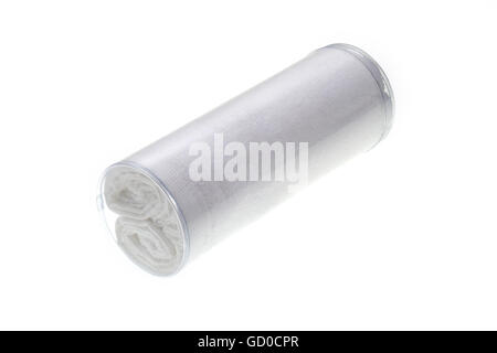 White asciugamano, su sfondo bianco in cotone bianco hotel asciugamani in package plastico su sfondo bianco Foto Stock