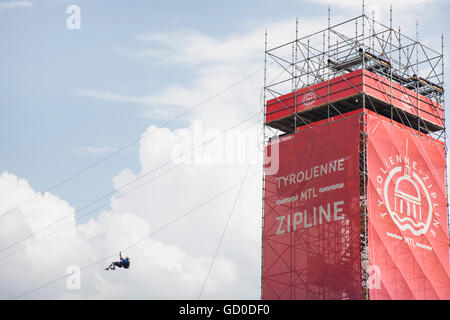 MONTREAL - 27 Maggio 2016: MTL Zipline va oltre la famosa Ile Bonsecours in Montreal del vecchio porto, uno della città turistiche più frequentate Foto Stock