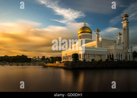 Il tardo pomeriggio di sole tramonta su Bandar Seri Begawan, Brunei e colpisce la facciata del sultano Omar Ali Saifuddin Moschea. Foto Stock